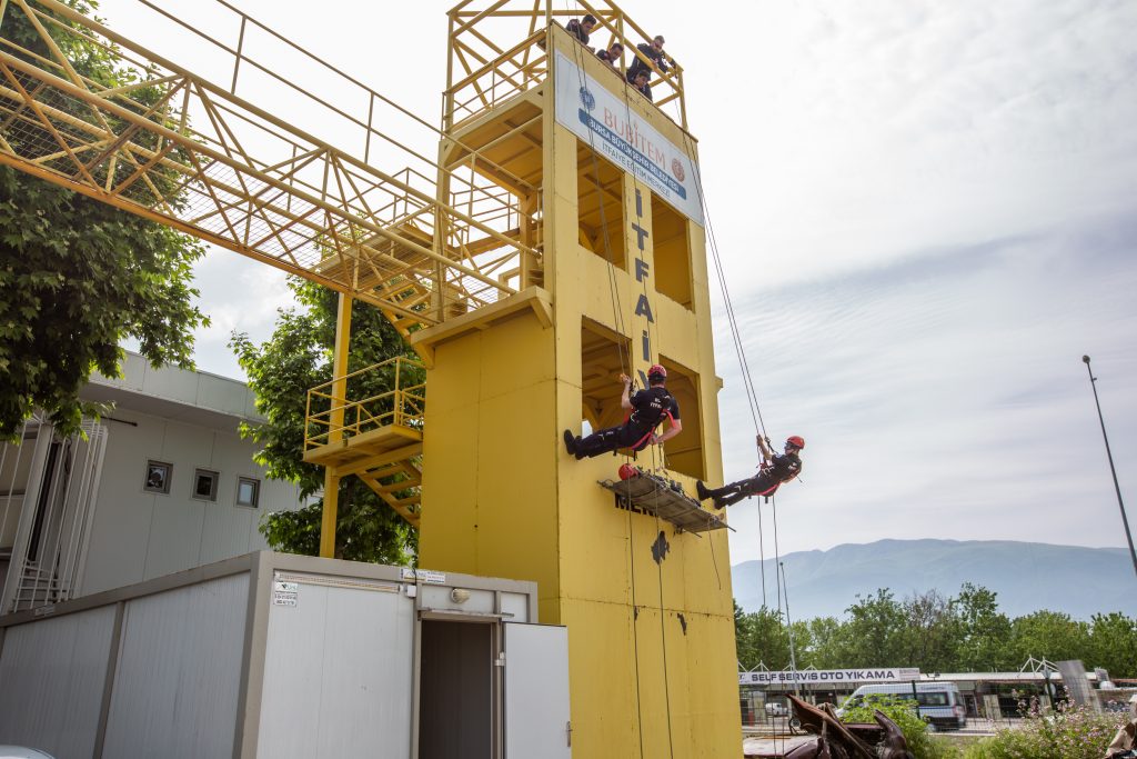 Yeni itfaiyeciler göreve böyle hazırlanıyor