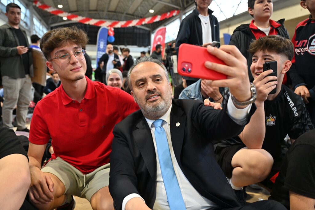 Bakan Varank ödülleri ikiye katladı