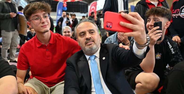 Bakan Varank ödülleri ikiye katladı