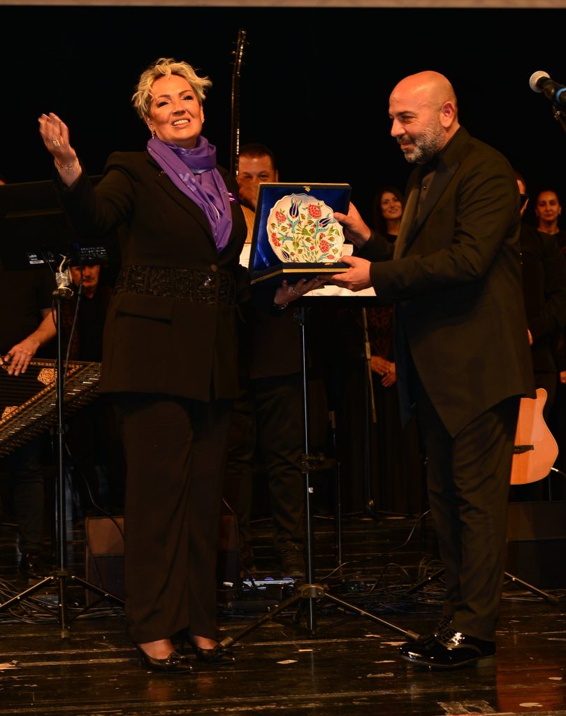 ANTAKYA MEDENİYETLER KOROSU  DEPREMZEDELER İÇİN SÖYLEDİ