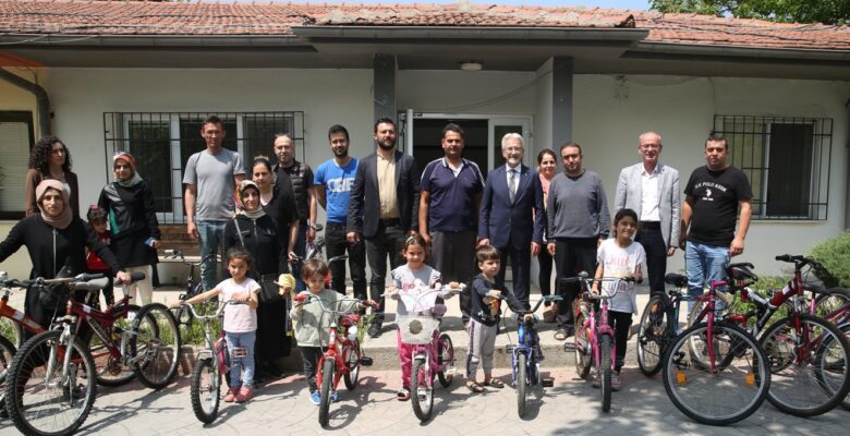 Onarılan bisikletler depremzede çocukları mutlu etti