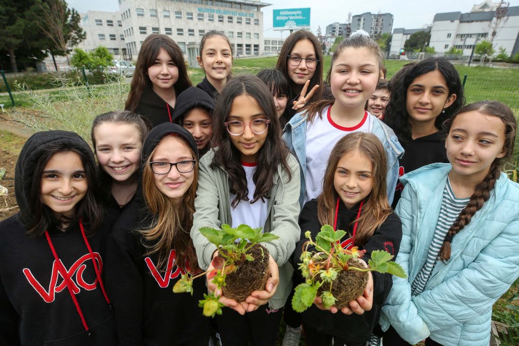 Öğrenciler Mini Bostan’da fide dikti  