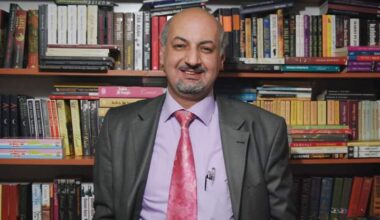 HAVA, LEYLÂK VE TOMURCUK KOKUYOR…