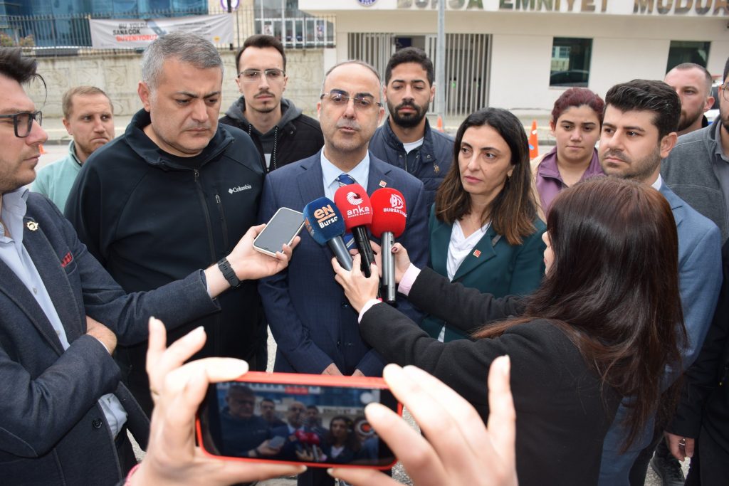 BURSA’DA KILIÇDAROĞLU AFİŞİ ASAN 5 GENÇ GÖZALTINA ALINDI