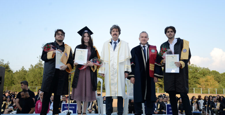 Fen-Edebiyat Fakültesi’nde mezuniyet coşkusu