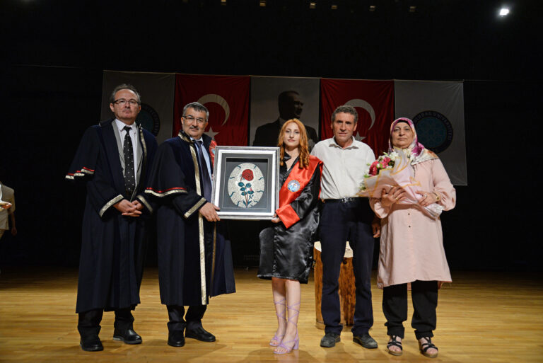 Sağlık Hizmetleri MYO’da mezuniyet sevinci