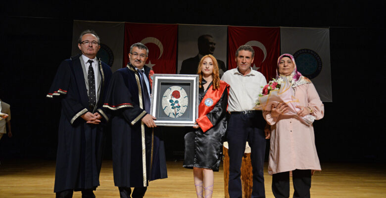 Sağlık Hizmetleri MYO’da mezuniyet sevinci