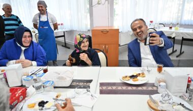 Huzurevinde bayram neşesi Huzurevinde bayram neşesi