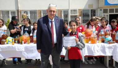 Gemlik’te duyarlı öğrenciler körfezin kirlenmesini önlüyor Gemlik’te duyarlı öğrenciler körfezin kirlenmesini önlüyor