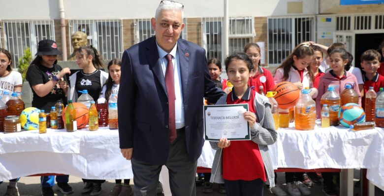 Gemlik’te duyarlı öğrenciler körfezin kirlenmesini önlüyor