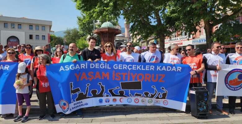 KAMU EMEKÇİLERİ MEYDANLARDAN SESLENDİ  “AÇLIĞA MAHKÛM EDİLDİK. İNSANCA YAŞAMAK İSTİYORUZ”