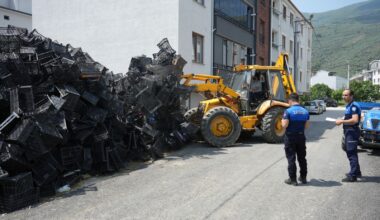 BİNLERCE BOŞ SELE BİRİKTİREN VATANDAŞA ZABITA MÜDAHALESİ