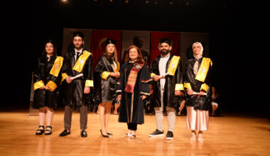 Genç mimarların mezuniyet sevinci