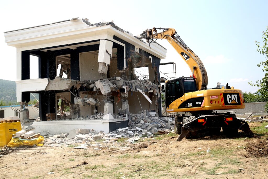 Tarım arazisine yapılan lüks yapı yerle bir edildi