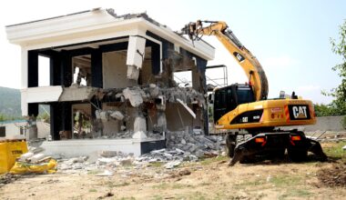 Tarım arazisine yapılan lüks yapı yerle bir edildi