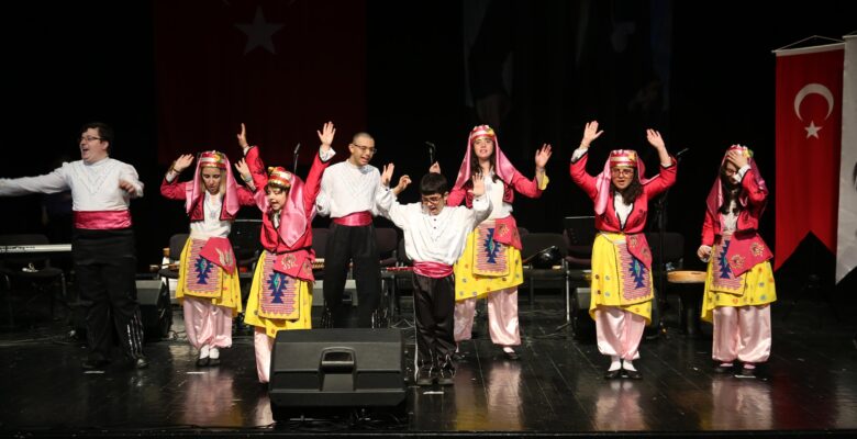 Bizim Ev katılımcılarından renkli gösteri