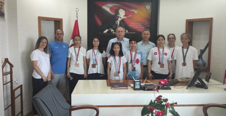 Gemlik Kaymakamı Hasan Göç   Ulusal Başarı Elde Eden Sporcuları Ödüllendirdi