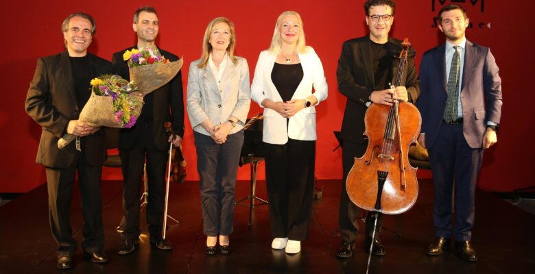 Keman ve çellonun gitarla buluştuğu konser
