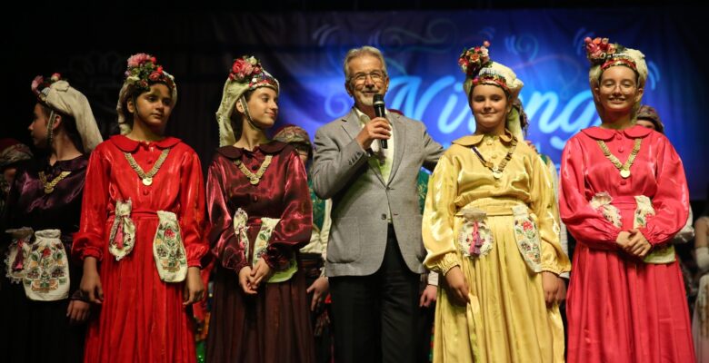 Nilüfer Halk Dansları Topluluğu “Nirengi” ile büyüledi
