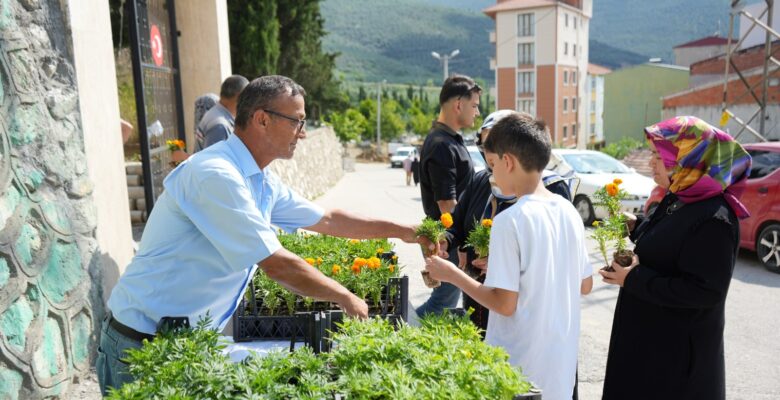 Mezarlıklarda çiçekler Gemlik Belediyesi’nden