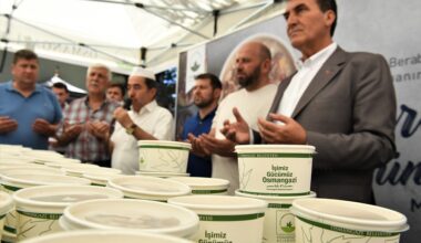 Başkan Dündar, vatandaşlara aşure ikram etti