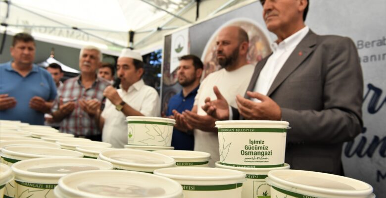 Başkan Dündar, vatandaşlara aşure ikram etti