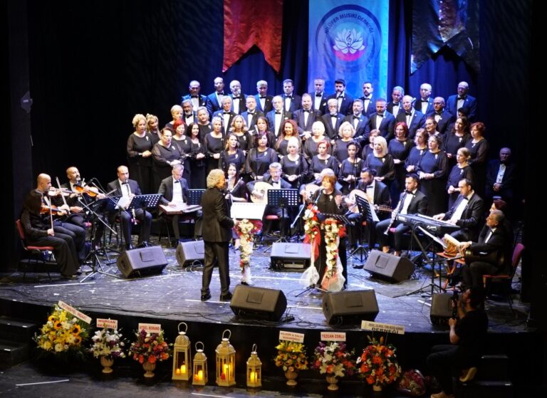 Emel Sayın Şarkılarıyla Mest Ettiler