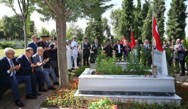 Şehitlikte duygusal anma