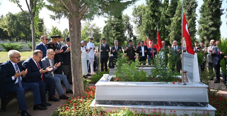 Şehitlikte duygusal anma