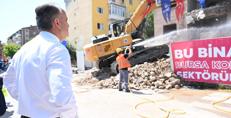 1050 Konutlar ’da Dönüşüm, Yıkımla Başladı