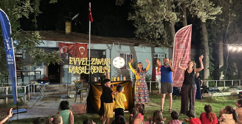 Depremzede çocuklar masallarla güldü