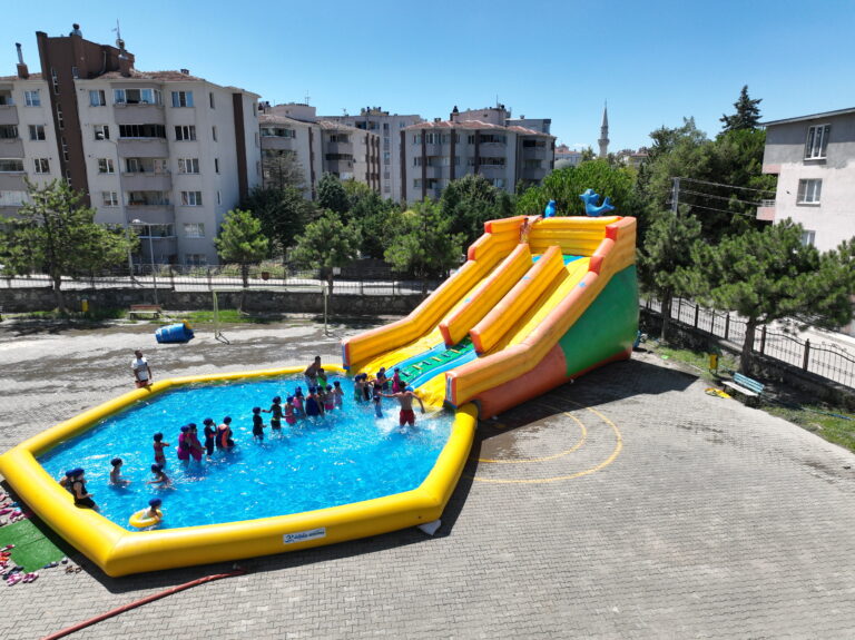 Okul bahçeleri havuzlarla şenlendi