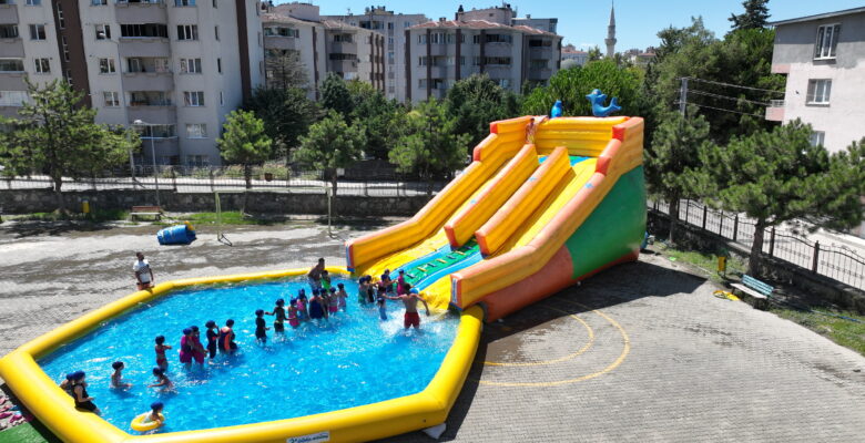 Okul bahçeleri havuzlarla şenlendi
