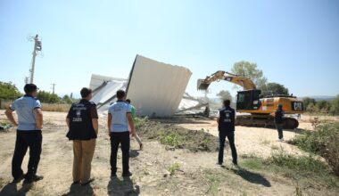 Nilüfer’de iki kaçak yapı daha yıkıldı