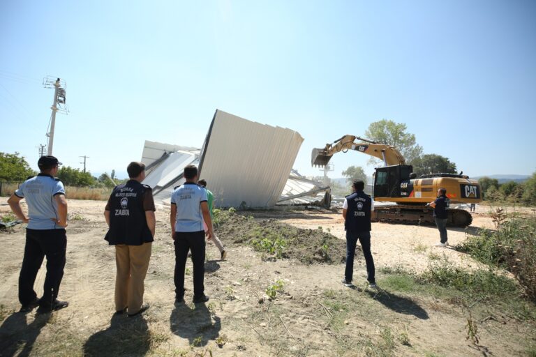 Nilüfer’de iki kaçak yapı daha yıkıldı