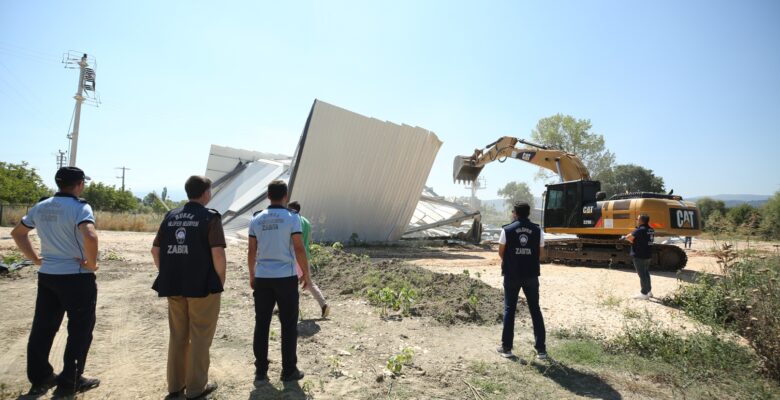 Nilüfer’de iki kaçak yapı daha yıkıldı