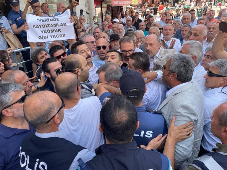 İYİ PARTİ BASIN AÇIKLAMASINDA ARBEDE YAŞANDI