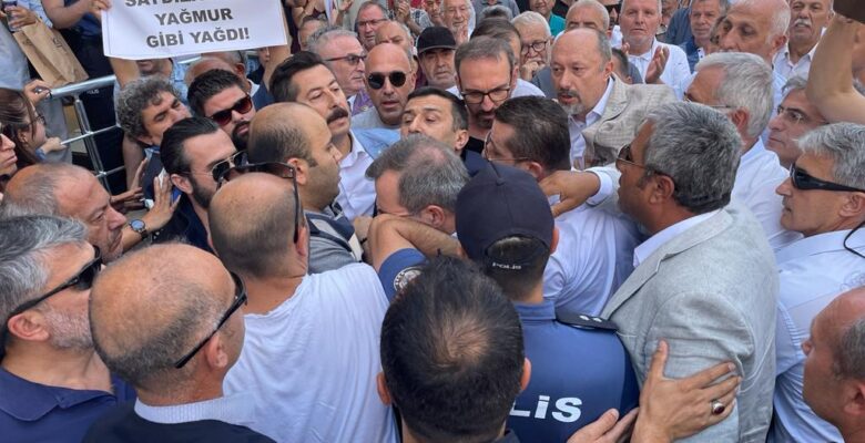 İYİ PARTİ BASIN AÇIKLAMASINDA ARBEDE YAŞANDI