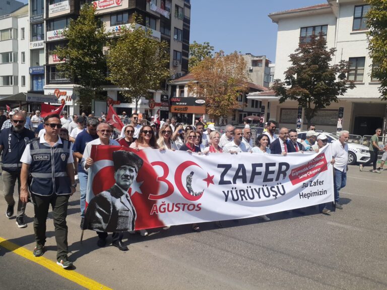 Sendikalar ve CHP Zafer Yürüyüşünde Buluştu