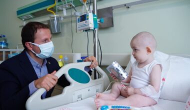 VEKİL KILIÇ, HASTA ÇOCUKLARIN YÜZÜNÜ GÜLDÜRDÜ…