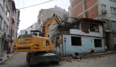 Tehlike arz eden metruk bina yıkıldı