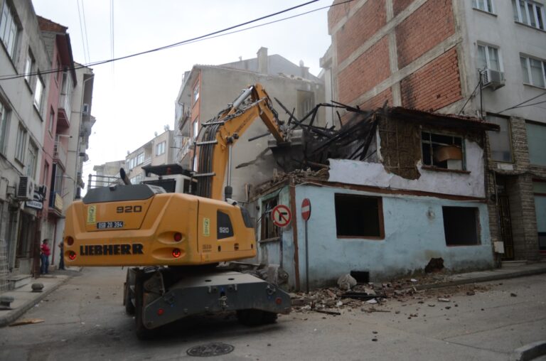 Tehlike arz eden metruk bina yıkıldı