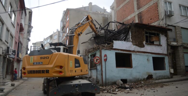 Tehlike arz eden metruk bina yıkıldı