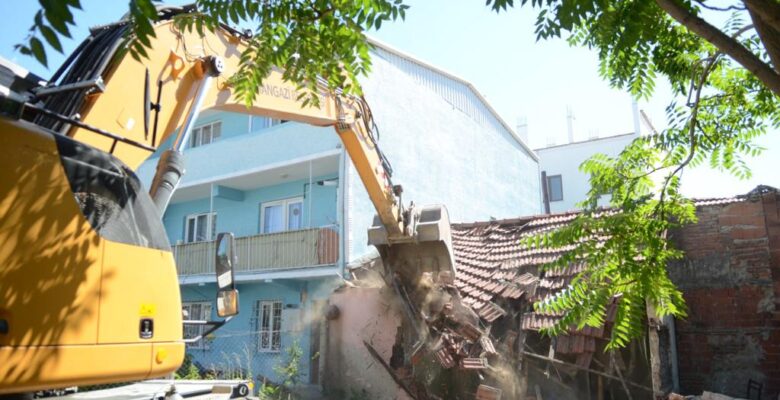 Metruklar yıkılıyor vatandaşın yüzü gülüyor