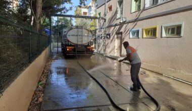 Gemlik’te okul bahçeleri yıkanıyor