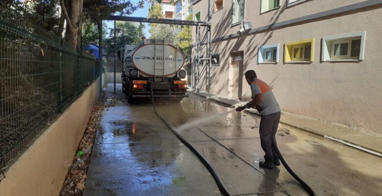 Gemlik’te okul bahçeleri yıkanıyor