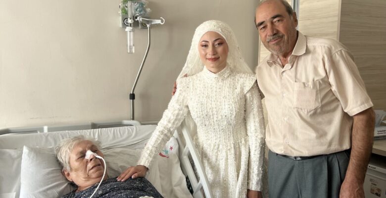 Hastanedeki babaannesini gelinliğiyle ziyaret etti