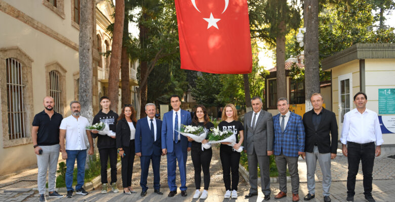 Dündar, Bursa Erkek Lisesi’nde öğrencilerle buluştu