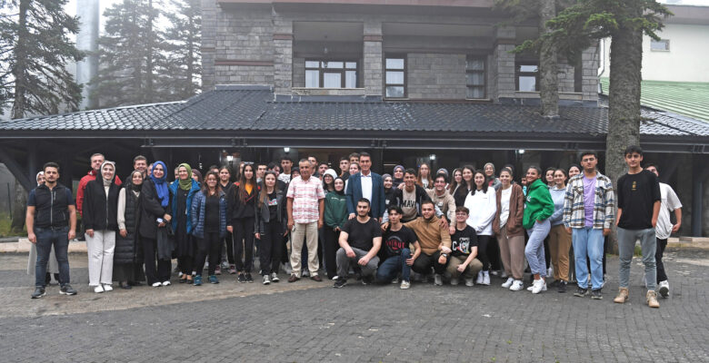 Başkan Dündar Uludağ’da öğrencilerle kampa katıldı