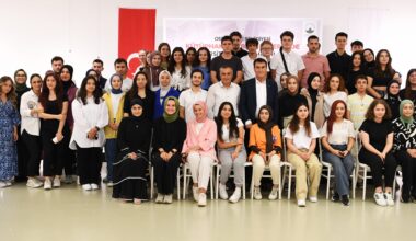 Başkan Dündar, üniversiteyi kazanan öğrencilerle buluştu